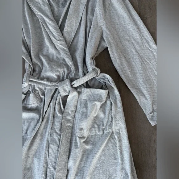 Men's Silver Hooded Robe - Picture 3 of 7